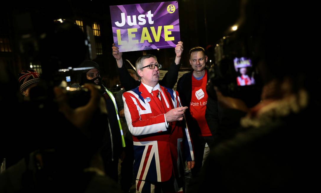 Manifestantes pró-Brexit reunidos na frente da sede do Parlamento britânico, em Londres Foto: KEVIN COOMBS / REUTERS