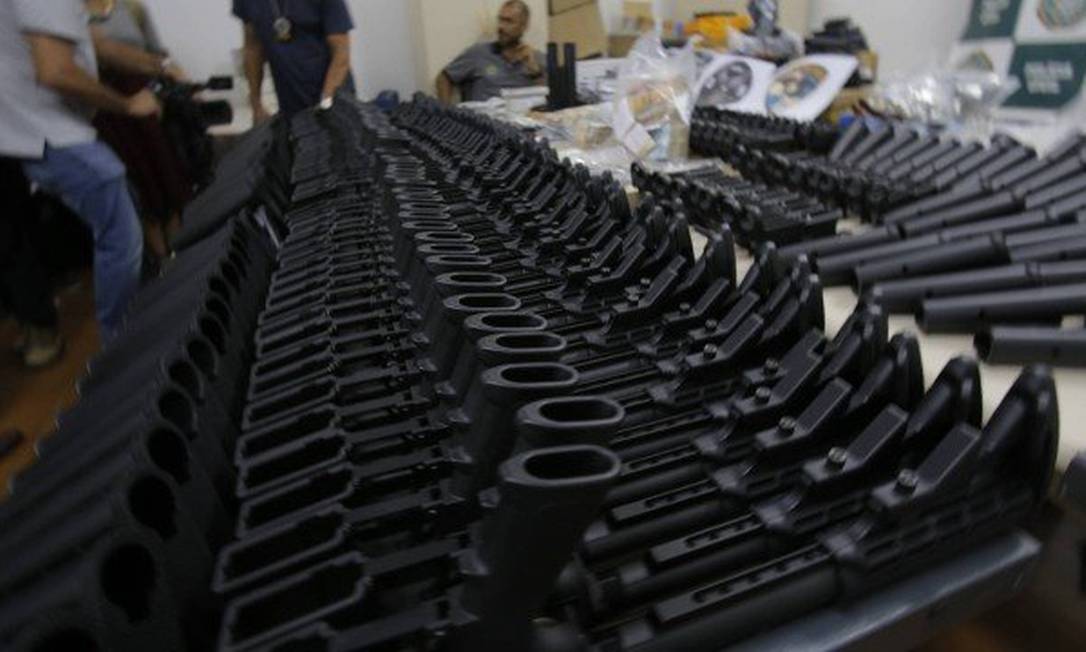 Armas desmontadas, inclusive fuzis, foram encontradas durante buscas em casa no Méier por agentes da Policia Civil Foto: Alexandre Cassiano / Agência O Globo