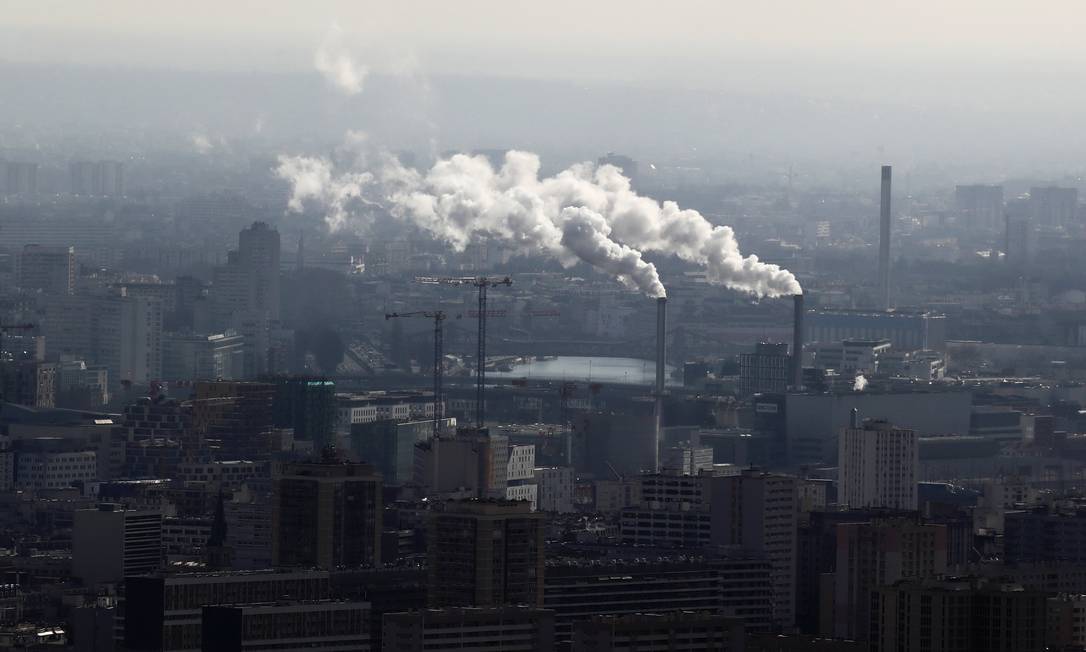 As condições ambientais "medíocres" são responsáveis por "quase 25% das mortes e doenças no mundo, diz o estudo. Na foto, fumaça saindo de chaminés de uma fábrica em Paris Foto: GONZALO FUENTES / REUTERS