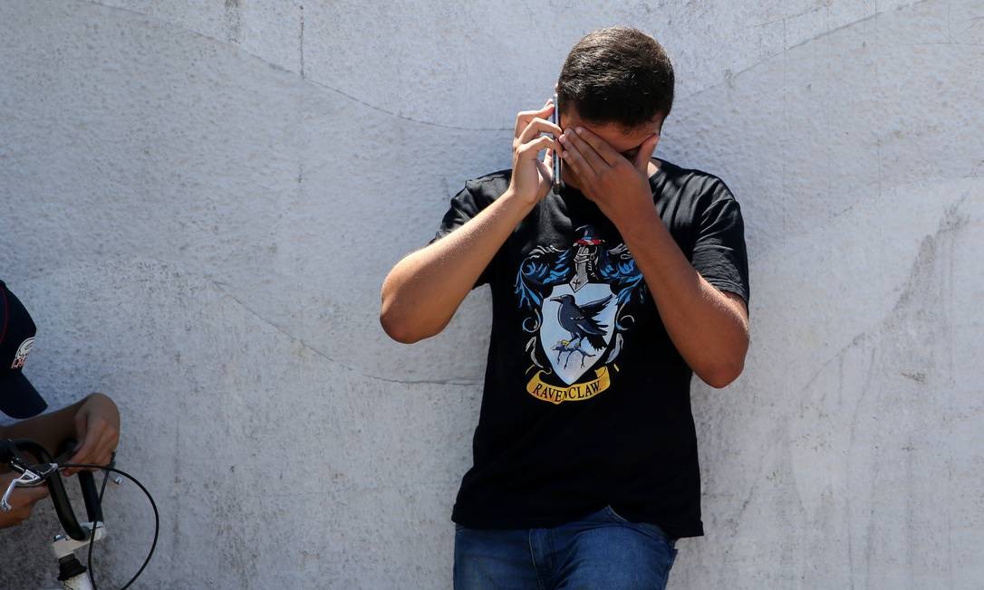 Estudante da escola Raul Brasil emocionado depois do ataque que deixou ao menos dez mortos Foto: Amanda Perobelli / REUTERS