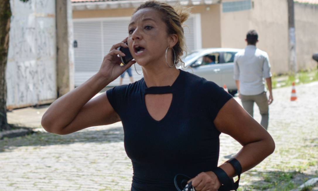 A busca por notícias sobre vítimas e sobreviventes mobilizou quem estava ao lado de fora do colégio Foto: Julien Pereira/Fotoarena / Agência O Globo