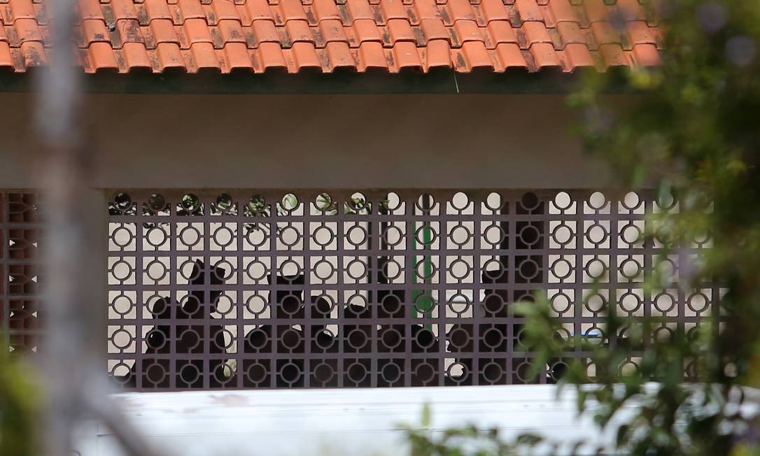 Policiais na escola estadual Raul Brasil, em Suzano, após ataque Foto: AMANDA PEROBELLI / REUTERS