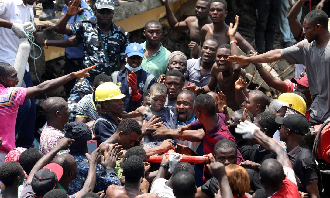 Men carry a boy who was rescued at the site of a collapsed building containing a school in Nigeria's commercial capital of Lagos, Nigeria March 13, 2019. REUTERS/Temilade Adelaja Foto: TEMILADE ADELAJA / REUTERS