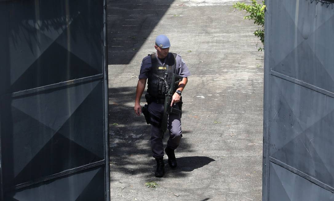 Policia na porta da escola Raul Brasil nesta quarta-feira Foto: AMANDA PEROBELLI / REUTERS