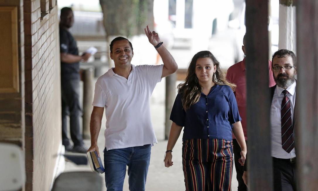 Rodrigo Neves deixa o presídio em Bangu acompanhado da filha Mayara Sixel Foto: Marcio Alves / Agência O Globo