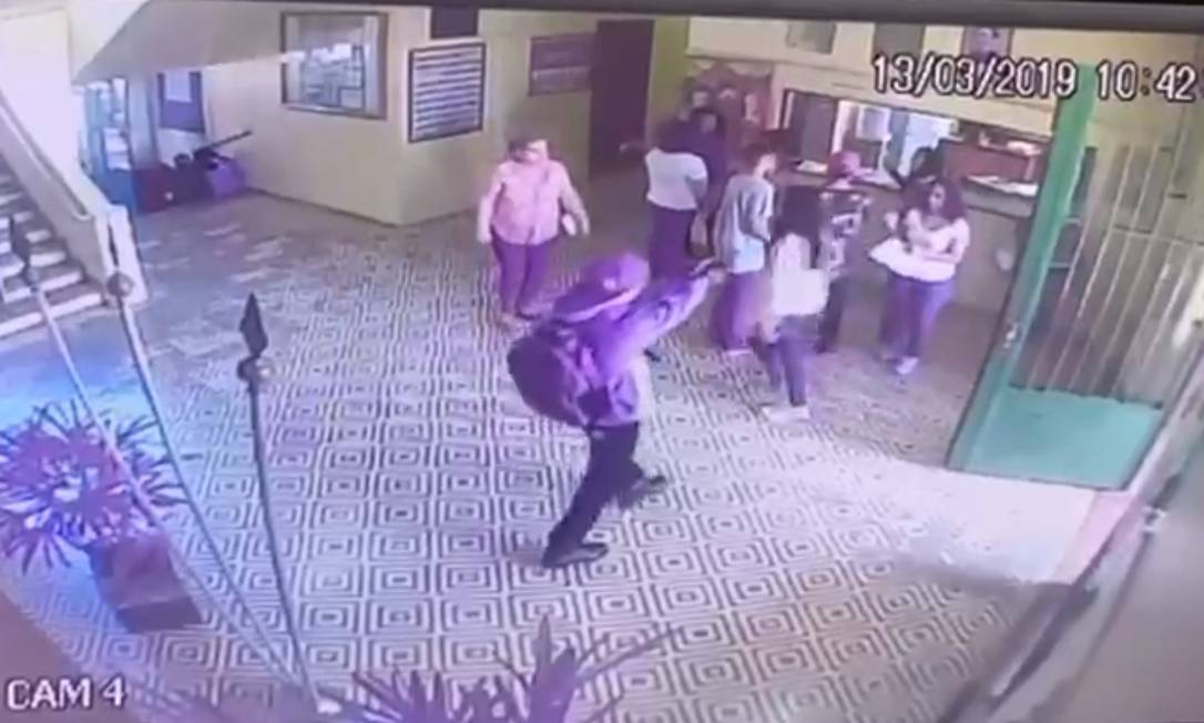 Video da câmera de segurança da escola Raul Brasil, em Suzano, mostra ação dos assassinos Foto: Agência O Globo