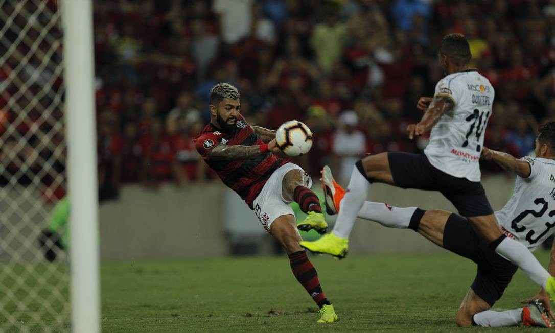 Gabigol chuta a bola na partida entre Flamengo e LDU Foto: Alexandre Cassiano / Alexandre Cassiano