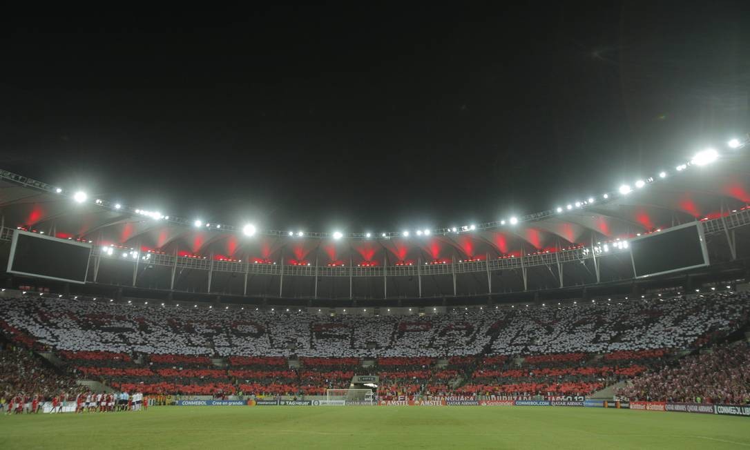 O mosaico da torcida rubro-negra em mais um jogo de casa cheia no Maracanã Foto: Alexandre Cassiano / Alexandre Cassiano