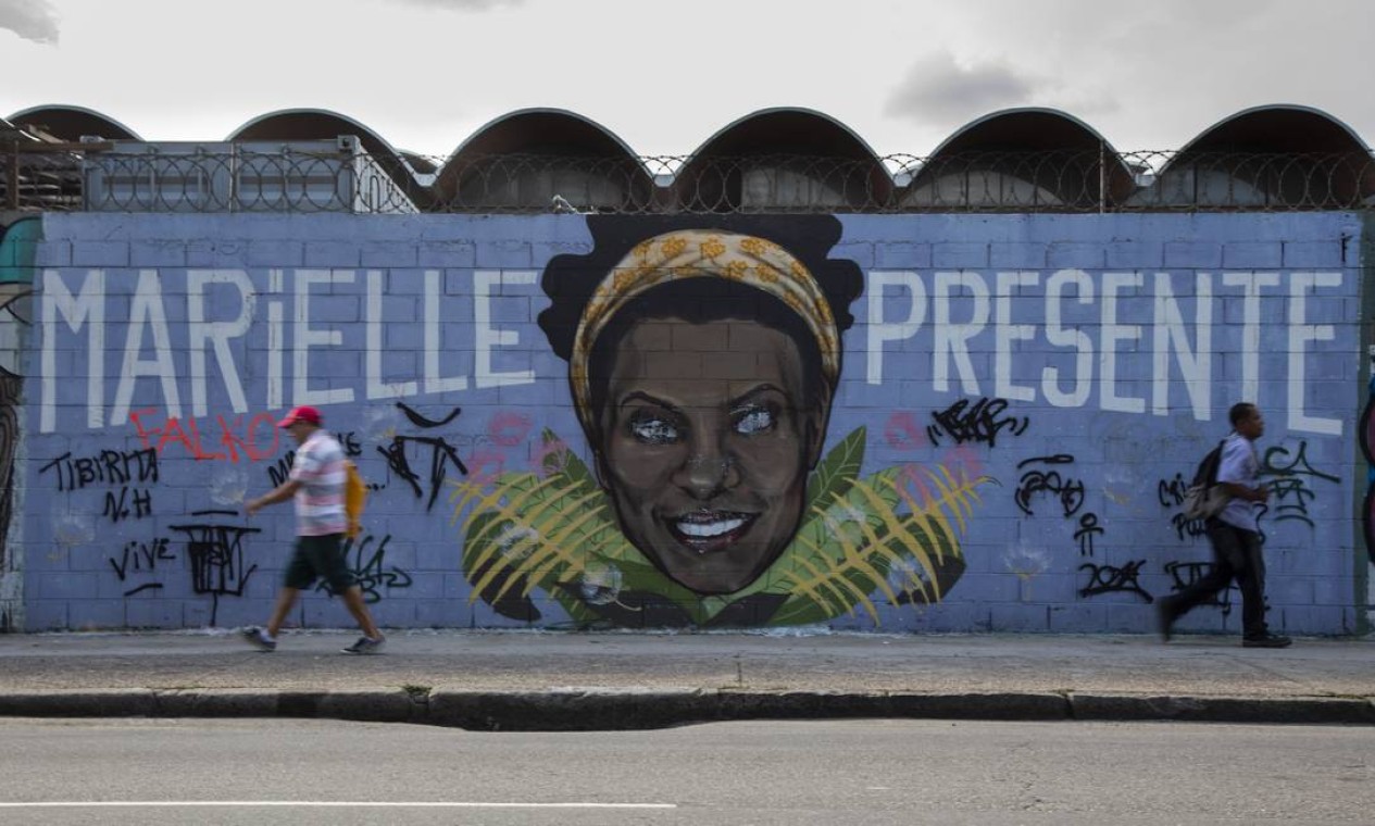 Um enorme grafite em homenagem a Marielle Franco pode ser visto na Avenida Presidente Vargas no centro do Rio Foto: GABRIEL MONTEIRO / Agência O Globo