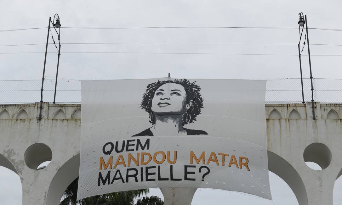 Na Lapa, uma faixa com o rosto da parlamentar e a pergunta 'Quem mandou matar Marielle?' foi pendurada nos arcos Foto: Gabriel Paiva / Agência O Globo