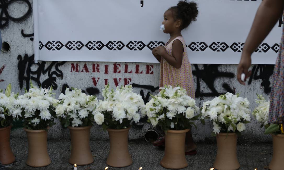 Manifestação no local do assassinato de Marielle Franco tiveram cartazes e flores lembrando 1 ano do assassinato da vereadora Foto: Gabriel Paiva / Agência O Globo