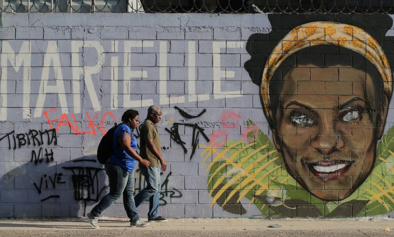 No Centro do Rio na Av. Presidente Vargas uma das principais da cidade, um grafite ilustra um muro da via Foto: SERGIO MORAES / REUTERS