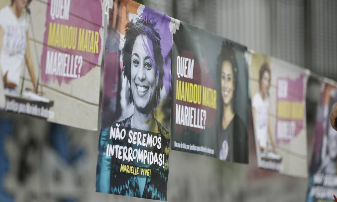 No local do assassinato de Marielle Franco, cartazes exibiam fotos da vereadora Foto: Gabriel Paiva / Agência O Globo