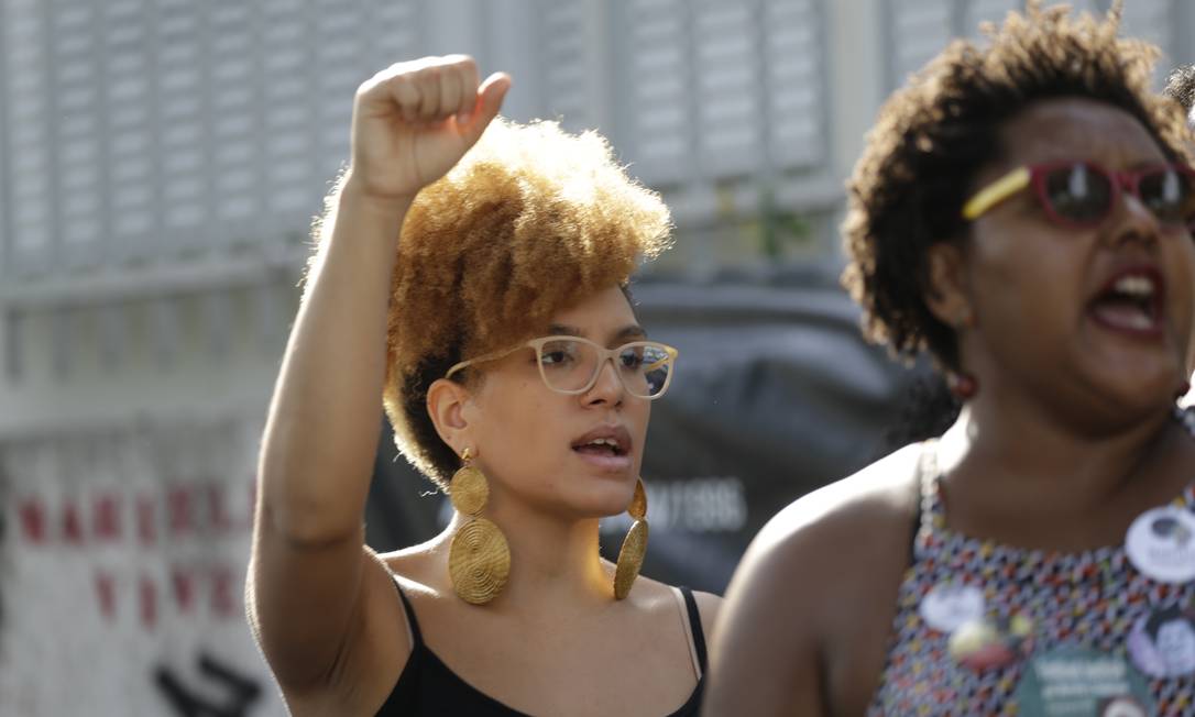 Manifestantes se reuniram desde o começo da manhã para recordar causas trajetória de Marielle Foto: Gabriel Paiva / Agência O Globo
