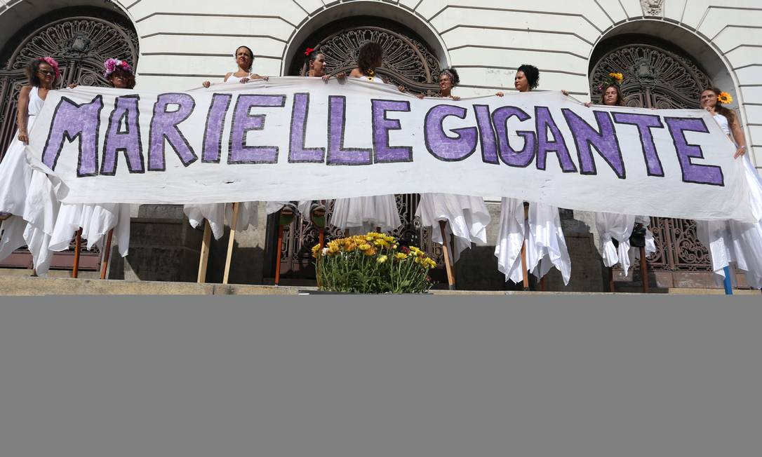 Com os dizeres 'Marielle Gigante', homenagem foi feita por manifestantes com pernas de pau Foto: Pedro Teixeira / Agência O Globo