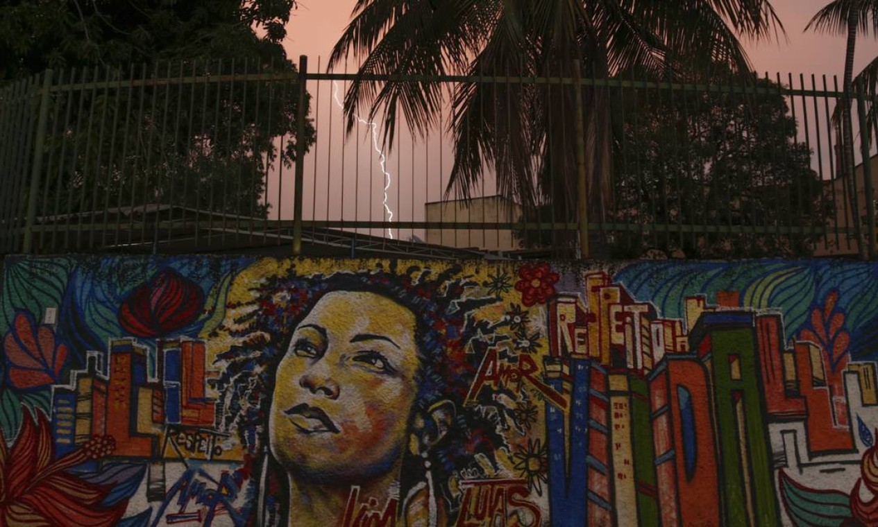 Um raio ilumina o grafite da vereadora Marielle Franco, no local do crime Foto: Gabriel de Paiva / Agência O Globo