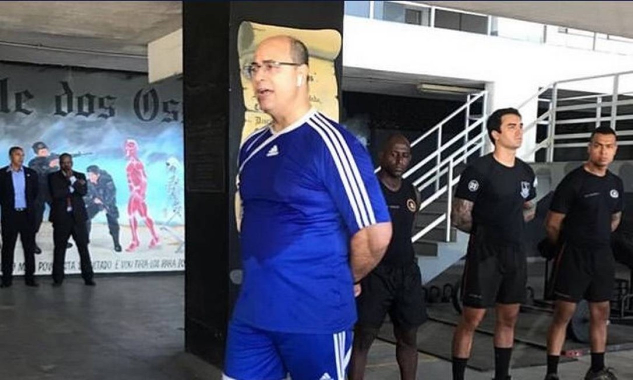 De camisa e short azul, Witzel participa de treinamento na sede do Bope, em 19 de fevereiro de 2019 Foto: Agência O Globo