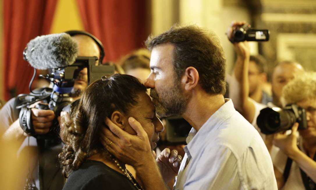 O deputado federal Marcelo Freixo beija Marinete Franco, mãe de Marielle Foto: Gabriel Paiva / Gabriel Paiva