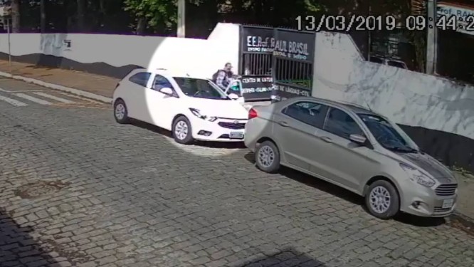 Câmera de segurança gravou a chegada dos atiradores na escola Professor Raul Brasil, em Suzano Foto: Reprodução