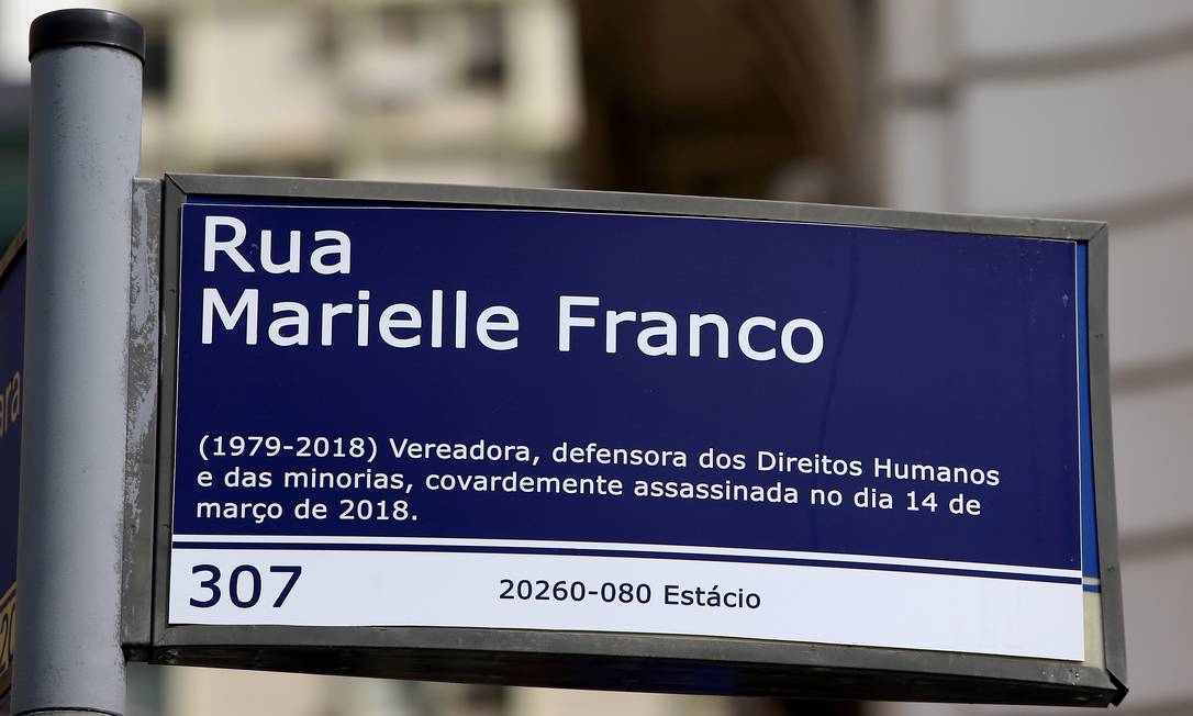 Placa em homenagem à Marielle que foi colocada em frente à Câmara dos Vereadores do Rio de Janeiro, em junho de 2018 Foto: Fabiano Rocha / Agência O Globo