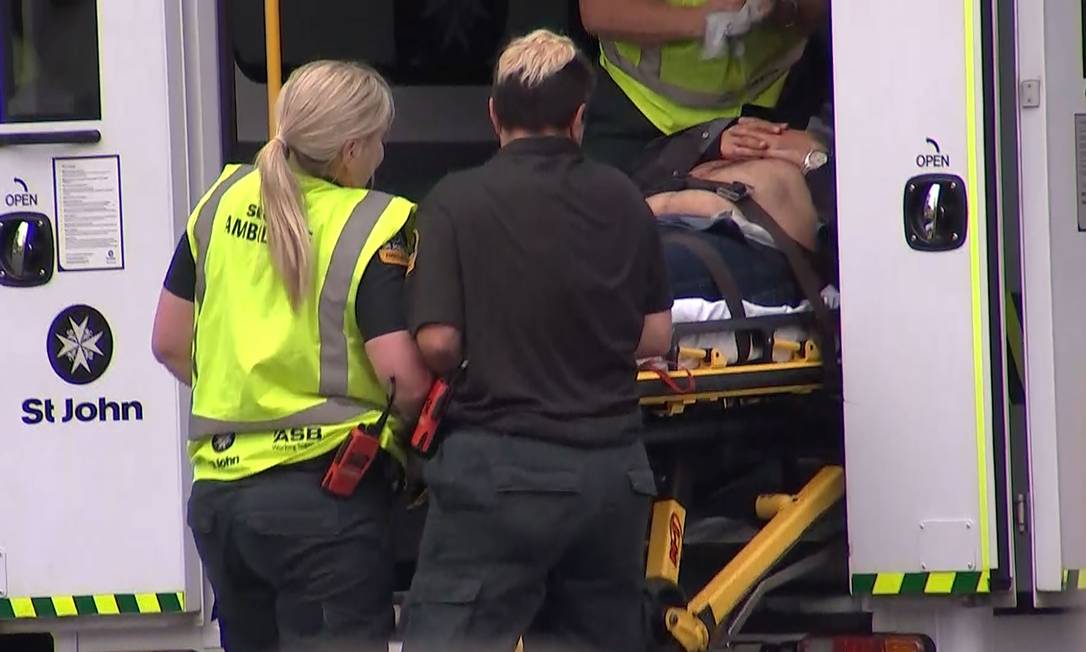 Ambulância socorre vítimas de atentados na Nova Zelândia Foto: TV NEW ZEALAND / AFP