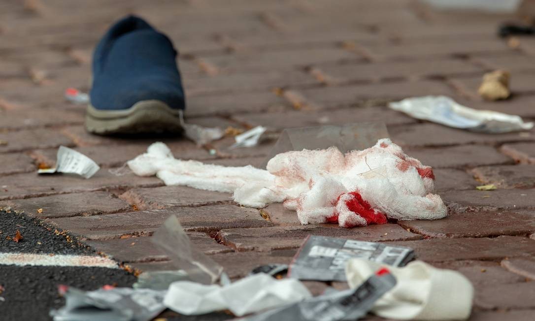 Bandagens ensanguentadas na rua apÃ³s o ataque na mesquita Foto: STRINGER / REUTERS