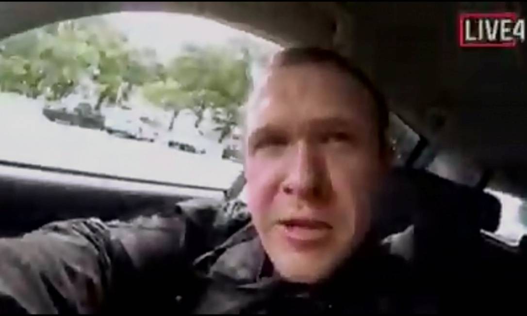 Uma frame tirado do vídeo do assassino mostra ele dirigindo em Christchurch local do massacre na Nova Zelândia Foto: SOCIAL MEDIA / SOCIAL MEDIA WEBSITE/via REUTERS