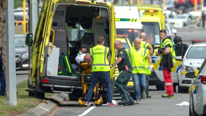 Ferido no atentado Ã© atendido em Christchurch, Nova ZelÃ¢ndia Foto: Martin Hunter / REUTERS