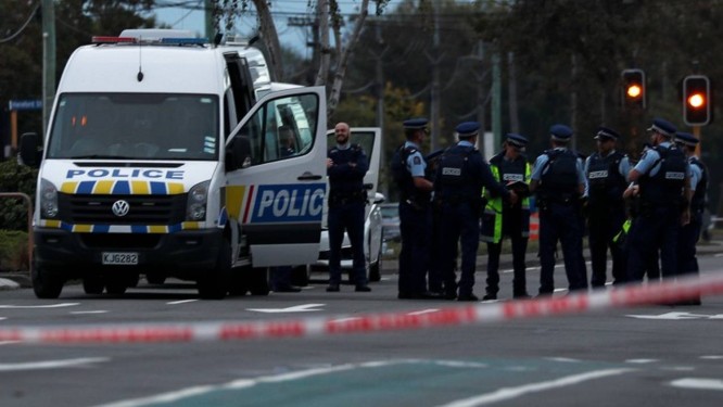 Policiais se reÃºnem em volta da Mesquita Linwood, em Christchurch, apÃ³s os ataques na Nova ZelÃ¢ndia Foto: EDGAR SU / REUTERS