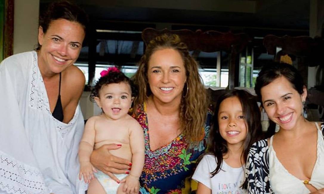Foto de família Regina Casé e Daniela Mercury postam fotos com netos e filhos Jornal O Globo Foto de família Regina Casé e Daniela Mercury postam fotos com netos e filhos Jornal O Globo