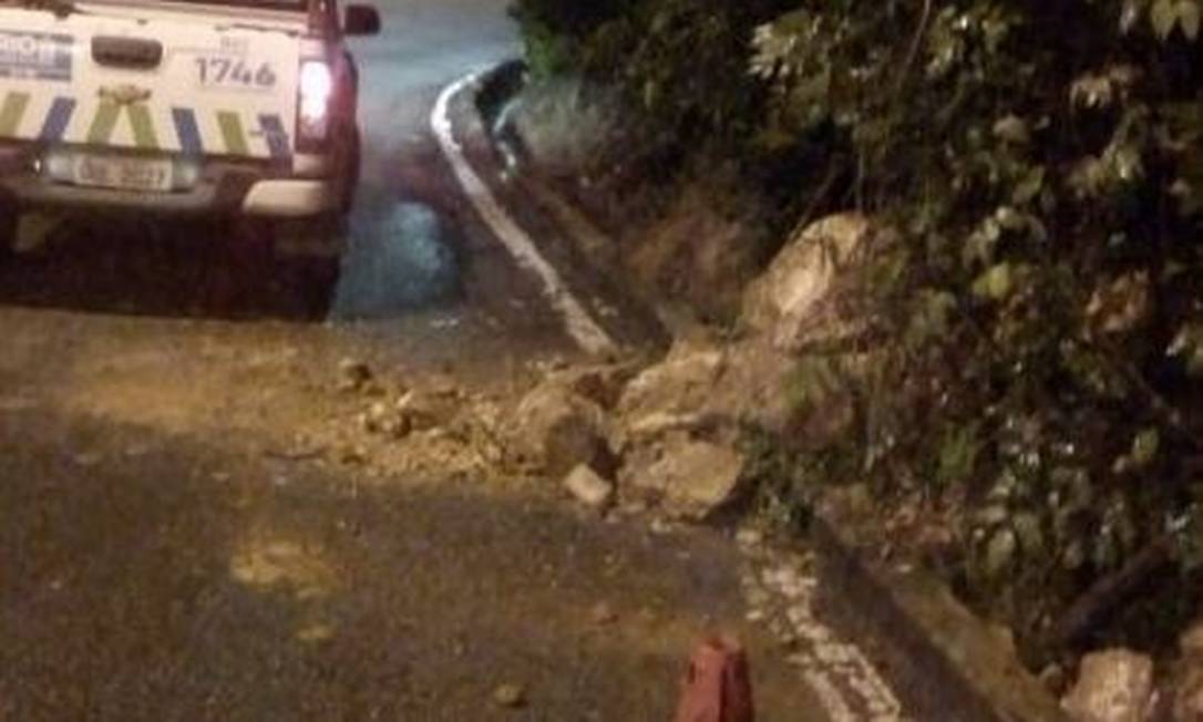Uma faixa da autoestrada Grajaú-Jacarepaguá está ocupada no sentido Grajaú, na altura do quilômetro 6, diante de uma queda de barreira Foto: Centro de Operações Rio