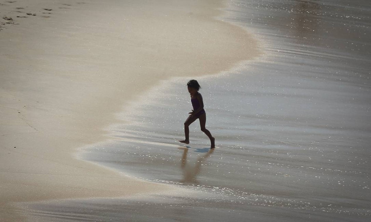 No Leblon, criança brinca ao calor da manhã e frescor do mar Foto: Pablo Jacob / Agência O Globo