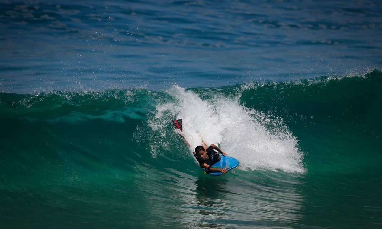 Surfista pega onda com prancha bodyboard em Ipanema Foto: Pablo Jacob / Agência O Globo