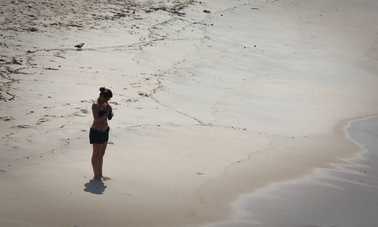 Uma mulher pratica ioga diante do mar do Leblon Foto: Pablo Jacob / Agência O Globo