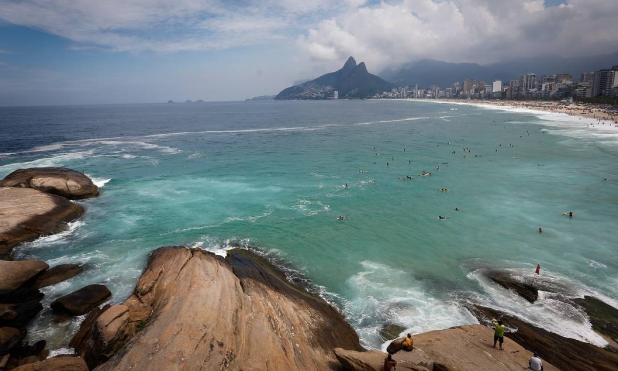 Surfistas aproveitam as ondas em Ipanema Foto: Pablo Jacob / Agência O Globo