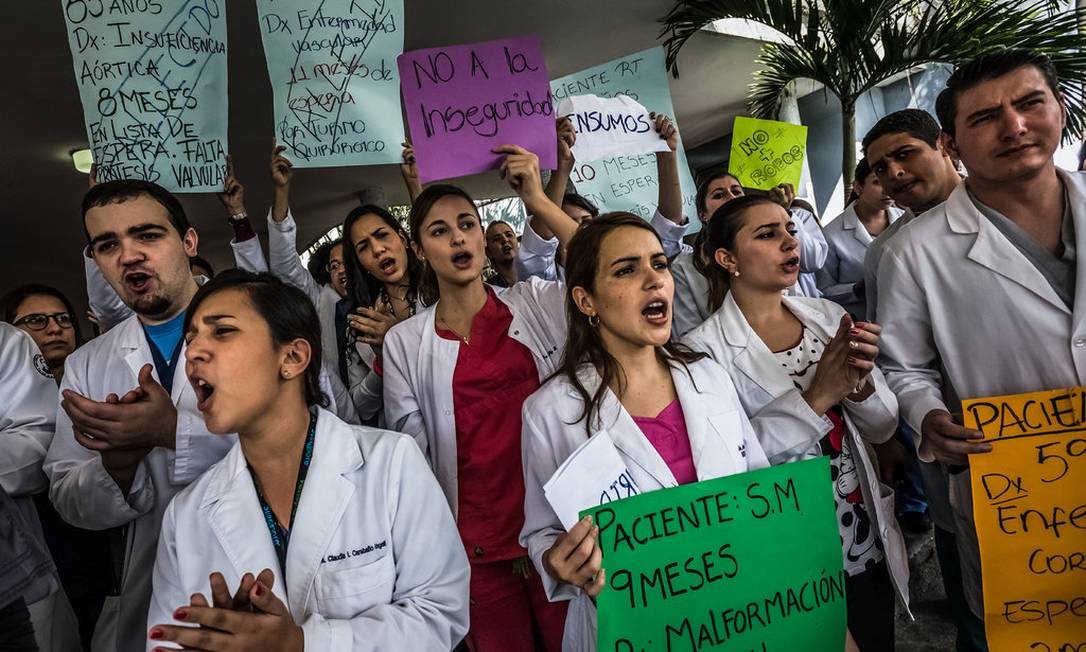 Médicos protestando contra a insegurança no trabalho e a falta de suprimentos médicos em Caracas em 2015. Desde então, a situação na Venezuela só piorou Foto: NYT