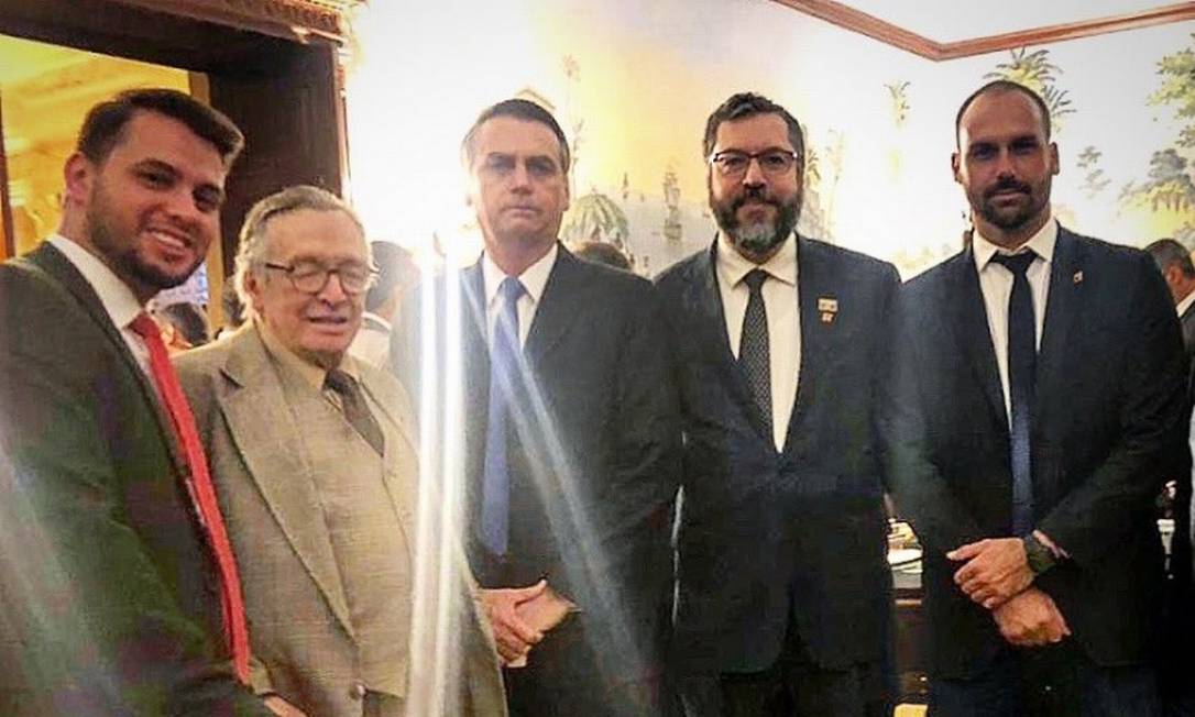 Presidente Jair Bolsonaro, acompanhado de escritor Olavo de Carvalho, chanceler Ernesto Araújo e deputado Eduardo Bolsonaro, em jantar com conservadores americanos Foto: Reprodução/Twitter