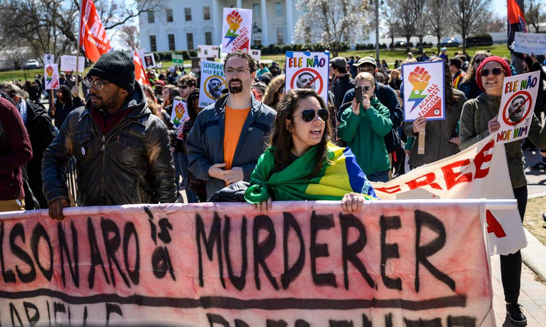 “Not him”. Brasileiros e e americanos protestam em frente à Casa Branca, em Washington, contra a visita do presidente Jair Bolsonaro aos Estados Unidos Foto: ERIC BARADAT / AFP