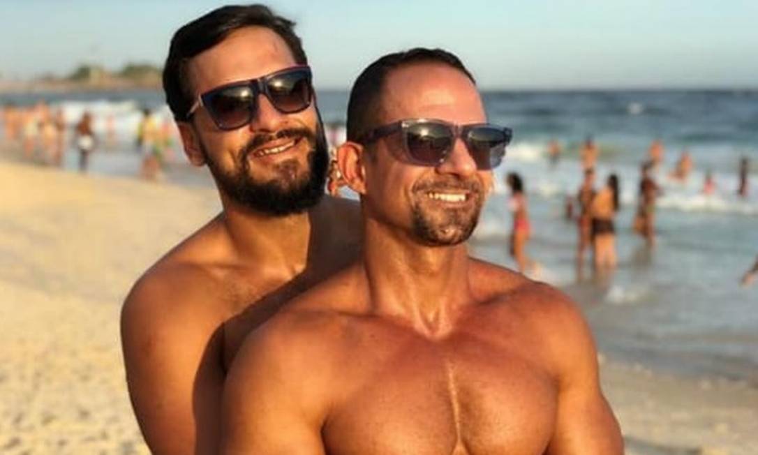Cordeiro (à frente) publicou foto ao lado do marido para comemorar seis anos de relcionamento Foto: Reprodução/ Instagram