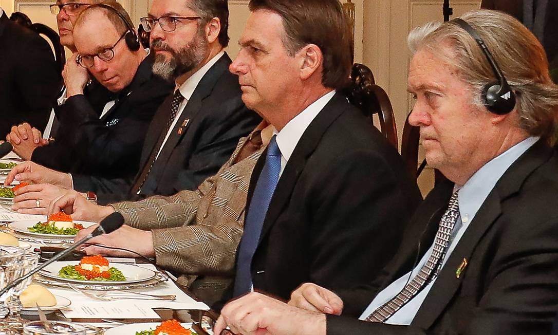  Jair Bolsonaro e Stephen Bannon (à direita) durante jantar em Washington Foto: ALAN SANTOS / AFP