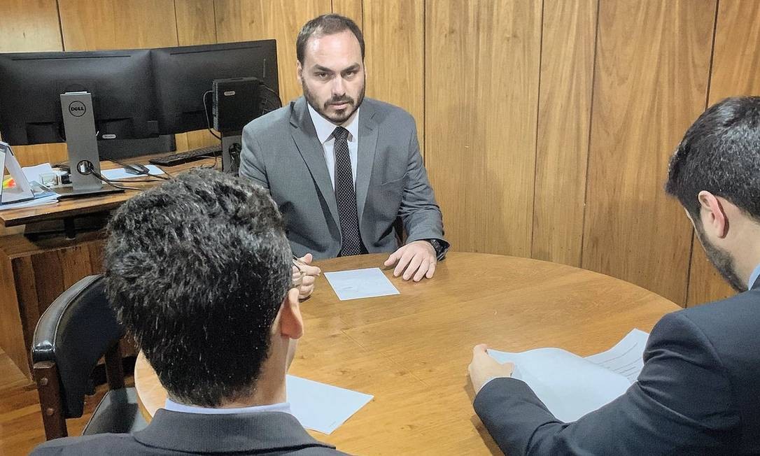Enquanto o presidente estava nos EUA, o vice-presidente, Hamilton Mourão, assumiu a Presidência, e Carlos Bolsonaro, filho do presidente, se reuniu com deputados no Palácio do Planalto Foto: Reprodução