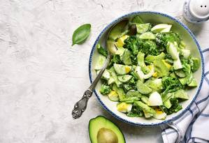 Salada de abacate, ovo e couve-de-bruxelas Foto: Shutterstock