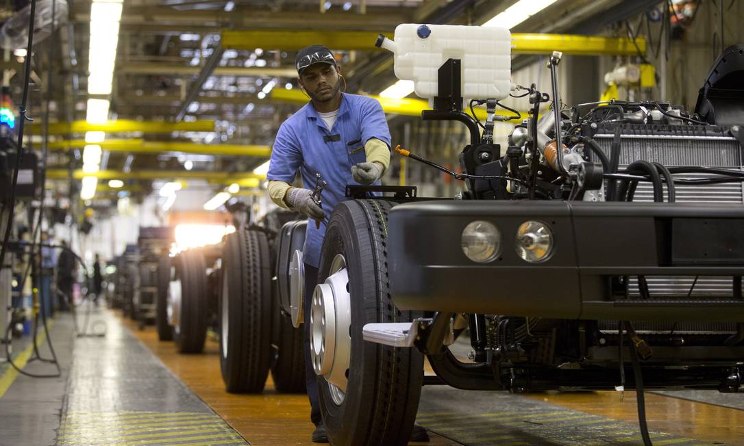Fábrica da MAN que produz caminhões e ônibus da Wolkswagen em Resende: produção industrial caiu 0,8% em janeiro. Foto: Márcia Foletto / Agência O Globo