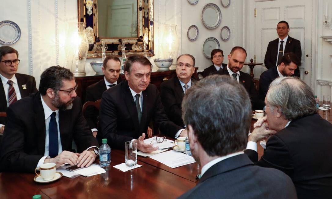Reunião entre Jair Bolsonaro (centro) e o chefe da OEA, Luis Almagro Foto: Reprodução Twitter 