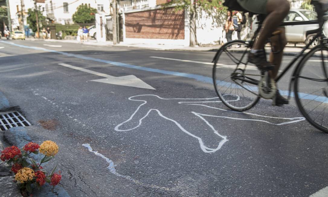 A silhueta de um corpo foi desenhada no asfalto no cruzamento entre as ruas São Clemente e Sorocaba, em Botafogo, onde Julia Rezende foi atropelada Foto: Ana Branco/Agência O Globo