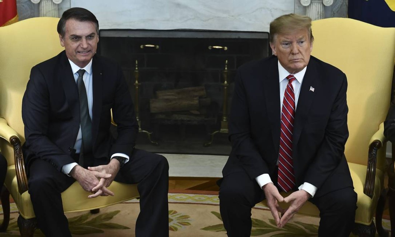 Durante encontro no Salão Oval da sede do governo americano, Trump disse que Brasil e Estados Unidos nunca estiveram tão próximos quanto agora Foto: BRENDAN SMIALOWSKI / AFP