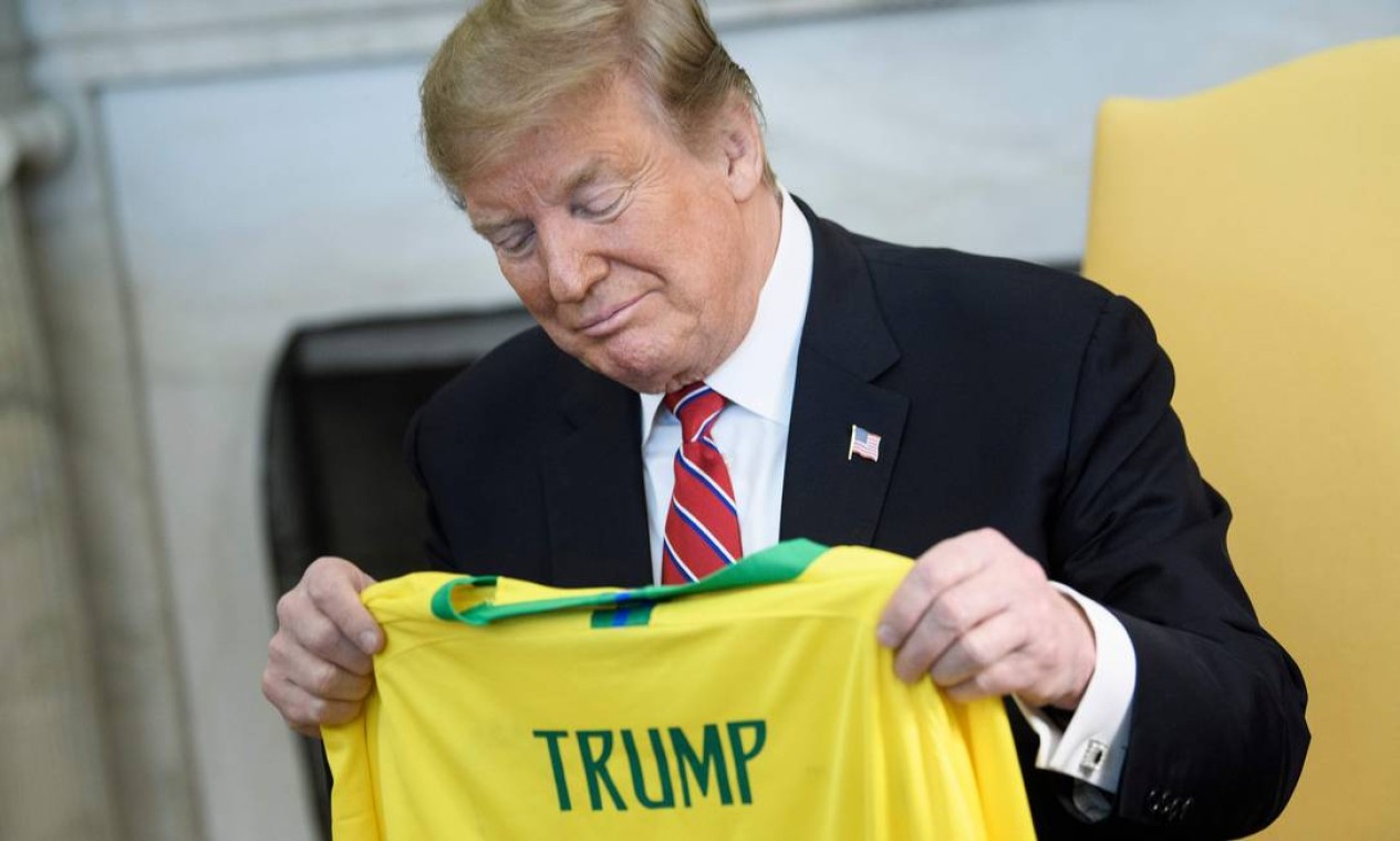 Trump com camisa da seleção brasileira com seu nome; na frente das câmeras, ele lembrou de Pelé durante troca de elogios com o presidente brasileiro Foto: BRENDAN SMIALOWSKI / AFP