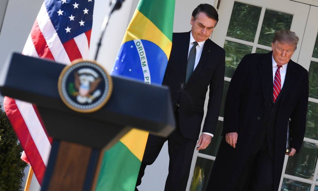 Bolsonaro e Trump se dirigem ao jardim da Casa Branca, onde responderam a perguntas de jornalistas Foto: JIM WATSON / AFP