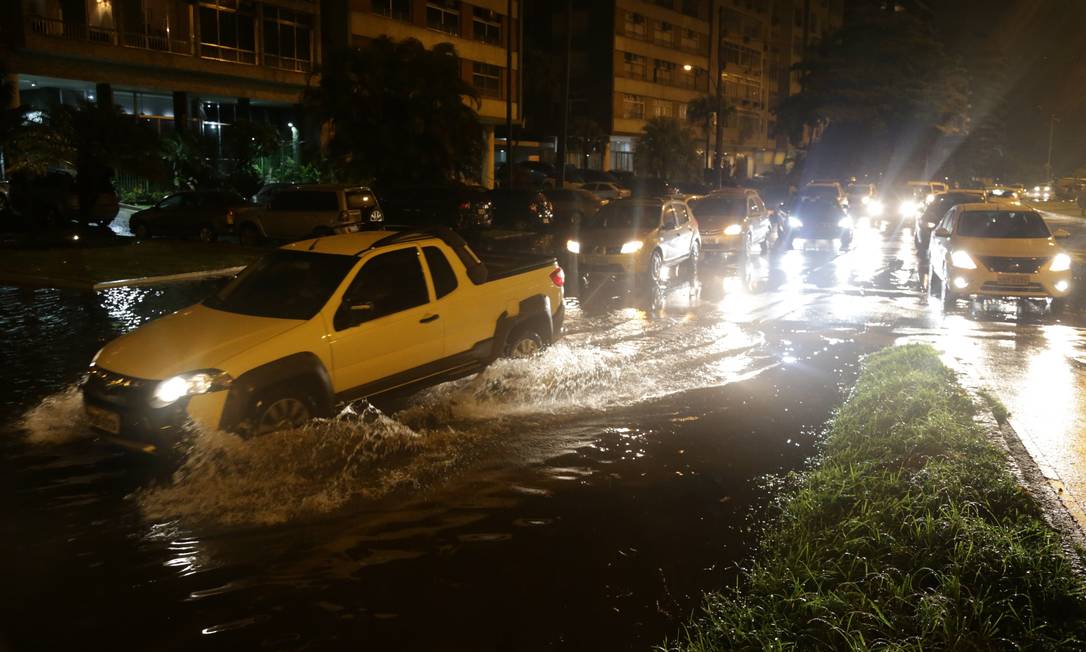 Bolsões d'água na Avenida Epitácio Pessoa Foto: Pedro Teixeira / Agência O Globo - 21/02/2019