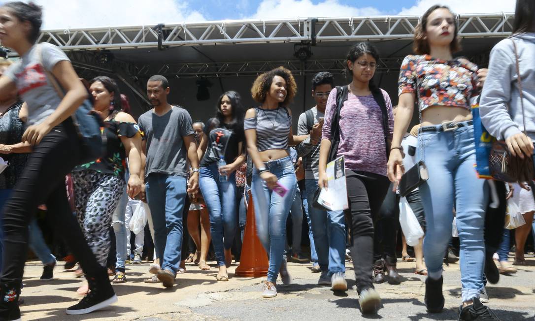 Candidatos entrando em universidade de Brasília para fazer a última prova do Enem, na edição 2018 Foto: Jorge William / Agência O Globo/11-11-2018